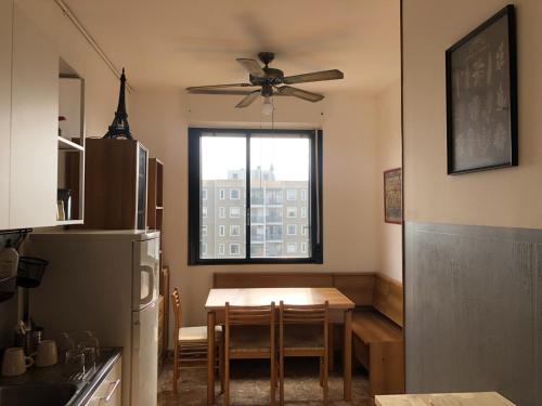 uma cozinha com uma mesa e uma ventoinha de tecto em Panorama em Milão