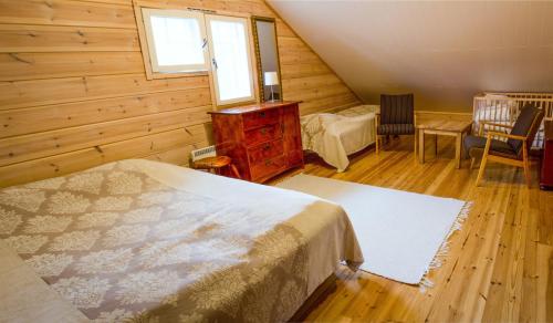 PettiläにあるVilla Lummelahti House on the shore of Lake Saimaaのベッドルーム1室(ベッド1台、デスク、椅子付)