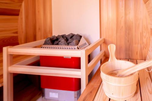 a toy kitchen with a shelf with a bowl and a whisk at IZA近江舞子 in Minami-komatsu