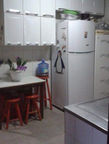 Η κουζίνα ή μικρή κουζίνα στο Casa rústica com quintal gostoso perto do centro