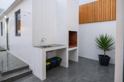 uma casa de banho com um lavatório e um vaso de plantas em Casa de Santa Catarina - Ponta Delgada em Ponta Delgada