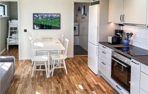 cocina y sala de estar con mesa y sillas en Nice Home In Varberg With Wifi, en Varberg
