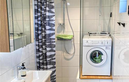 y baño con lavadora y lavamanos. en Nice Home In Varberg With Wifi, en Varberg