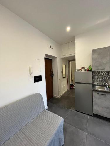 een keuken met een bed en een koelkast in een kamer bij Sosy in Rome