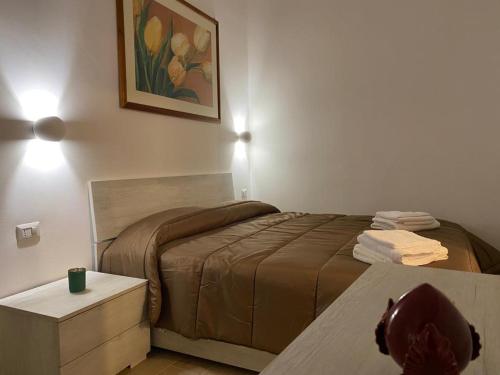 Dormitorio pequeño con cama y mesa en A casa di Frida, en Lecce