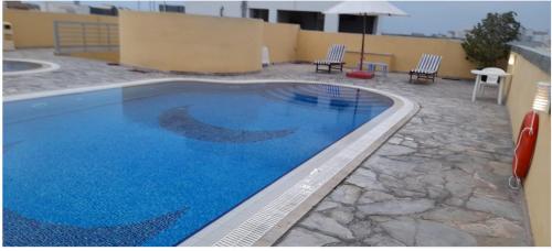 una piscina de agua azul en un edificio en Akas-Inn Hotel Apartment, en Dubái