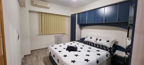 a bedroom with a bed with black stars on it at Ultracentral Residence 1 in Ploieşti