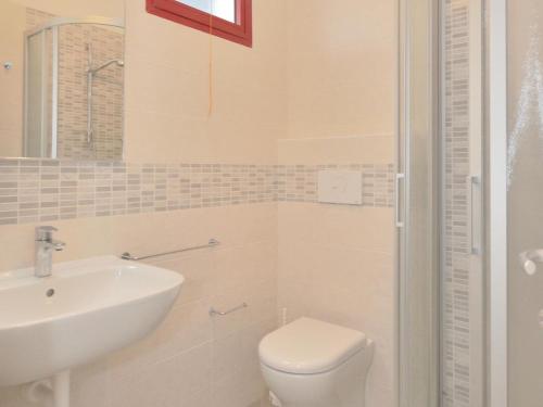 łazienka z toaletą i umywalką w obiekcie Modern two-room apartment Condominio Nautilus Bibione w Bibione