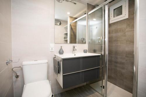ベグールにあるApartament al cor de Begurのバスルーム(トイレ、洗面台、シャワー付)