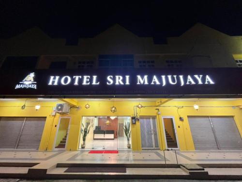un cartello hotel sulla parte anteriore di un edificio di Hotel Sri Maju Jaya a Kota Bharu
