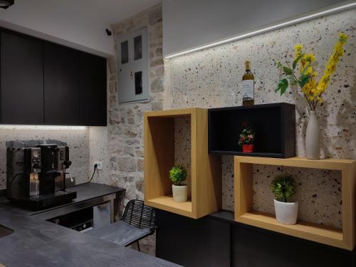 uma cozinha com um balcão com vasos de plantas em ST. CLARA OLD TOWN em Sibenik