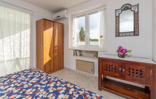バーバリガにあるStunning Apartment In Barbariga With Wifiのベッドルーム1室(ベッド1台、ドレッサー、窓付)