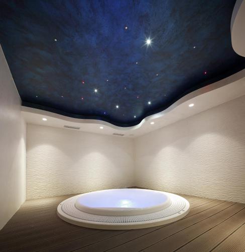 a room with a large bath tub with a star ceiling at Pansion Winter in Jahorina