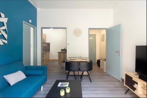 Televízia a/alebo spoločenská miestnosť v ubytovaní Appartement des cordeliers avec parking