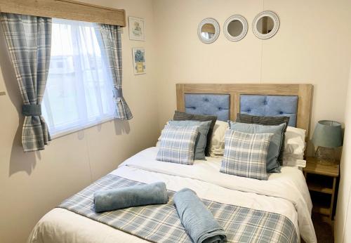 two beds sitting next to each other in a bedroom at The Wardens Hideaway - Tattershall Lakes Country Park in Tattershall