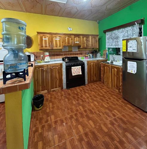 Casa Maya Itzaにあるキッチンまたは簡易キッチン