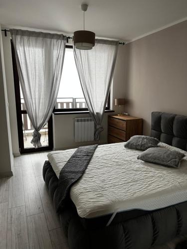 una camera con un letto e una grande finestra di Borovets Gardens one bedroom apartment a Borovets