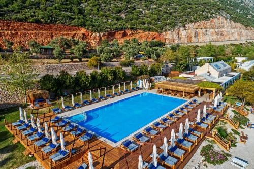 - une vue sur la piscine et ses chaises longues dans l'établissement Doria Hotel Yacht Club Kaş, à Kaş