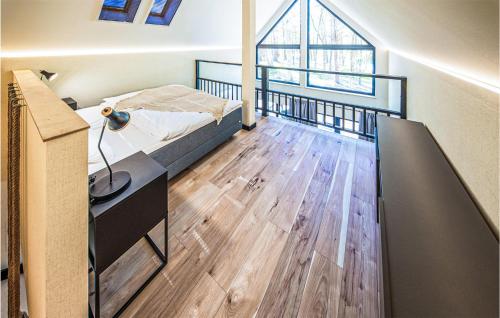 1 dormitorio con cama y ventana grande en Pet Friendly Home In Frombork With Outdoor Swimming Pool en Frombork