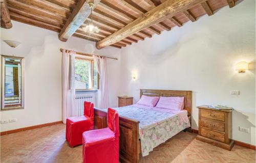 um quarto com uma cama e 2 cadeiras vermelhas em Agriturismo Le Macine em Pierle