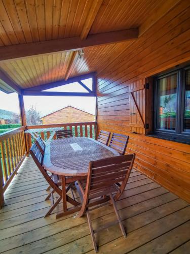 Ein Balkon oder eine Terrasse in der Unterkunft PRL Le Védrignans