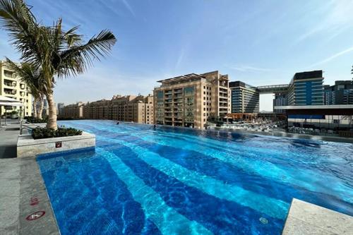 Bazén v ubytování Coastal Paradise, Studio in Palm Tower with Unparalleled Sea, Palm Views nebo v jeho okolí