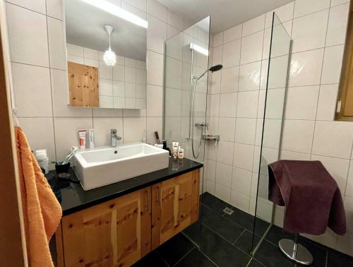 セントにあるCosta dad Archas B5のバスルーム(洗面台、ガラス張りのシャワー付)