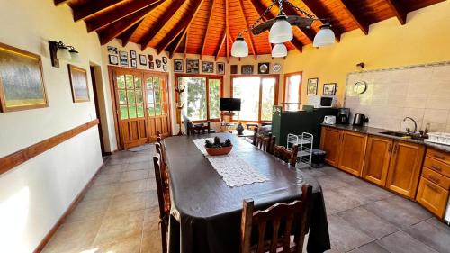 eine Küche und ein Esszimmer mit einem Tisch und Stühlen in der Unterkunft A orillas del lago, un espacio para tu tranquilidad in San Carlos de Bariloche