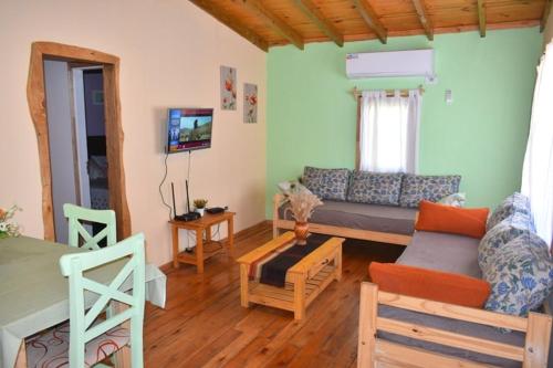 a living room with a couch and a table at Cabañas Cuncumen in Tandil