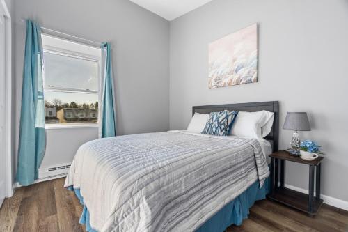 a bedroom with a bed and a window at Lovely 3 Bedroom Colonial home in Middletown