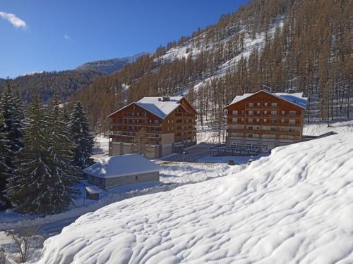 Résidences de Mélisa La Foux d'Allos في لا فوكس: كوخ التزلج في الثلج بجانب جبل