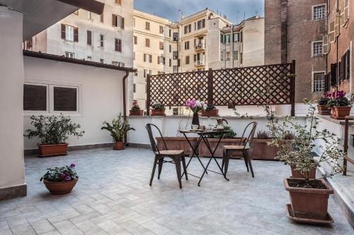 patio con mesa y sillas en el balcón en Roma Capoccia in Vaticano, en Roma