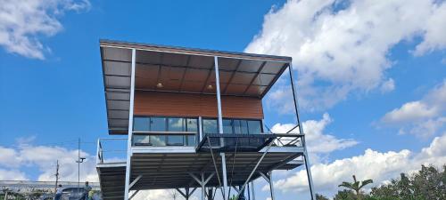a glass building with a sky in the background at บ้านไร่ระเบียงฟ้า น้ำหนาว แคมป์ปิ้ง in Ban Phu Hi