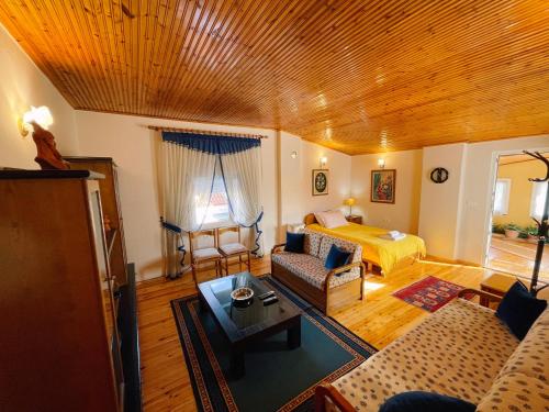 sala de estar con sofá y cama en Diana Guesthouse, en Korçë