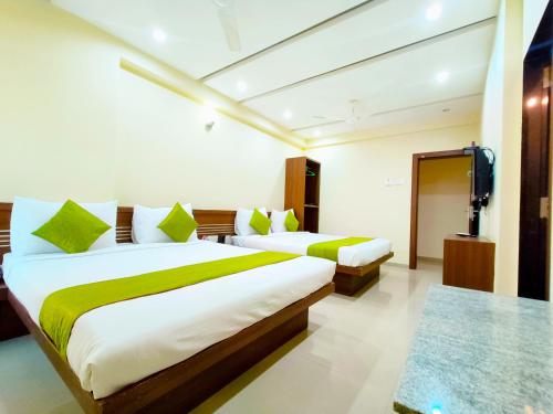 Cama o camas de una habitación en SAI SRUSHTI by NEEM SQUARE