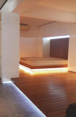 Camera con letto su pavimento in legno di Koko a Larnaka