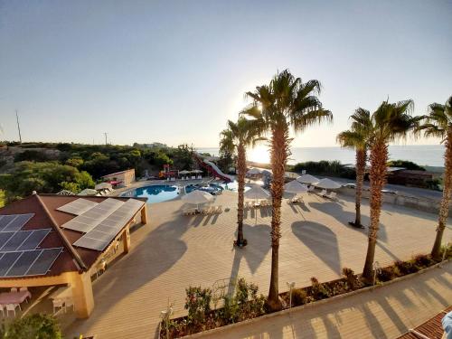 uma vista aérea de um resort com uma piscina e palmeiras em Exotic Hotel & SPA em Boghaz