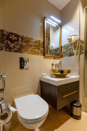 a bathroom with a white toilet and a sink at Hotel Best Night 2 in Alger
