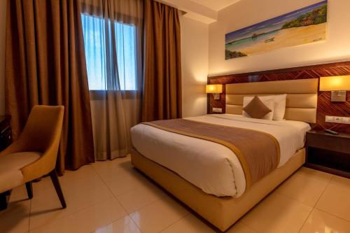 a hotel room with a bed and a chair and a window at Hotel Best Night 2 in Alger