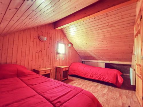 a bedroom with two beds in a wooden cabin at PRL Le Védrignans - PRL El Pastural in Saillagouse