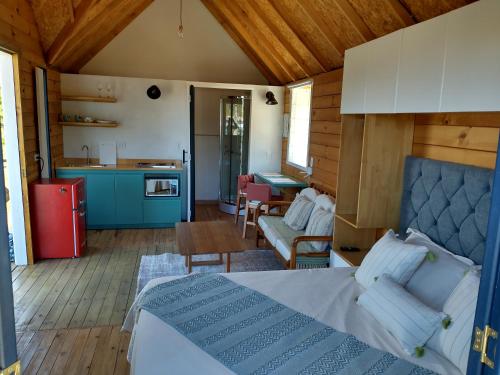 a living room with a bed and a kitchen at Chalet Santa Clara in Jericó
