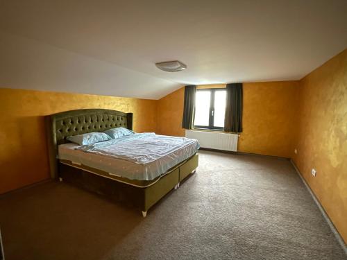 Кровать или кровати в номере Conacul Baroque