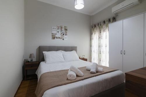 um quarto com uma cama com duas toalhas em Vivian's cozy apartment em Lárissa