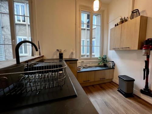 eine Küche mit einer Spüle und einem Wäscheständer in der Unterkunft Promenades / 1 Chambre / Neuf in Roanne