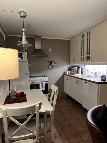 a kitchen with a table and chairs in a kitchen at Hyggelig leilighet i sentrum in Hemsedal