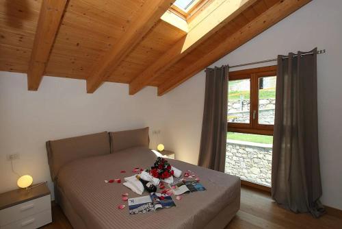 Schlafzimmer mit einem Bett und einem Fenster in der Unterkunft PARADISO DEL LAGO MARGHERITA 1 in Bellano