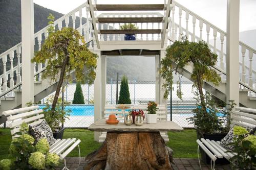 a table on a tree stump in the middle of a patio at Hofslund Apartments in Sogndal