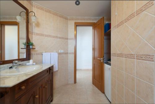 een badkamer met een wastafel en een spiegel bij Fuerteventura Apartamento Costa Calma, Jandia in Costa Calma
