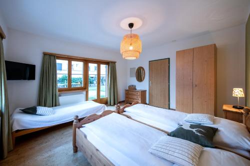 En eller flere senge i et værelse på Sport-Lodge Klosters