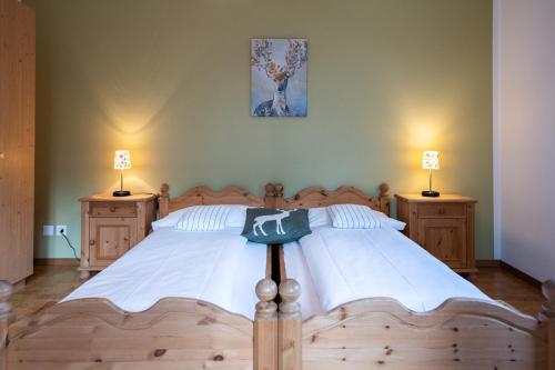 En eller flere senge i et værelse på Sport-Lodge Klosters